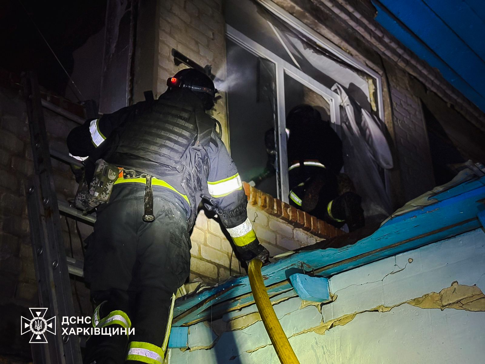 Росіяни атакували навчальний заклад на Харківщині: виникла пожежа